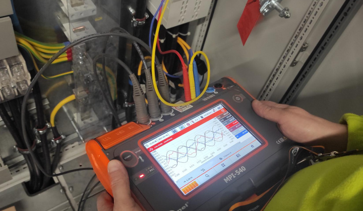 Ako sa stavať k revízii elektrického zariadenia pracovného stroja pred jeho inštaláciou a ako počas jeho prevádzky?